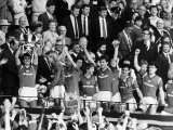 Manchester United Captain Bryan Robson Lifts the FA Cup After Beating Everton Lámina fotográfica Manchester United Captain Bryan Robson Lifts the FA Cup After Beating Everton Lámina fotográfica