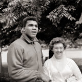 Cassius Clay August 1966 in Training, Shaking Hands with an Elderly Fan Boxing 1960s Fotografisk tryk Cassius Clay August 1966 in Training, Shaking Hands with an Elderly Fan Boxing 1960s Fotografisk tryk