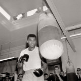 American Boxer Cassius Clay, Later to Be Known as Muhammad Ali, Uses a Punch Bag in Training Photographie