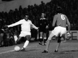 Brazilian Football Star Pele in Action For Santos Against Fulham March 1973 Fotografisk tryk Brazilian Football Star Pele in Action For Santos Against Fulham March 1973 Fotografisk tryk