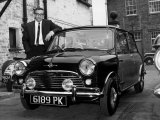 Peter Sellers with His Customised Austin Mini Motorcar Fotografiskt tryck Peter Sellers with His Customised Austin Mini Motorcar Fotografiskt tryck