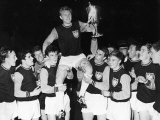 West Ham Captain Bobby Moore is Carried on His Teammates Shoulders After Winning the European Cup Lámina fotográfica