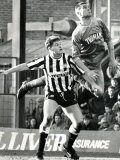 Paul Gascoigne is Out-Jumped by Vinnie Jones Gazza Wimbledon V Newcastle United 1987 Fotografie-Druck