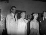 Marilyn Monroe with Husband Arthur Miller with Vivian Leigh and Lawrence Olivier at London Airport Lámina fotográfica Marilyn Monroe with Husband Arthur Miller with Vivian Leigh and Lawrence Olivier at London Airport Lámina fotográfica
