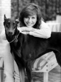 Victoria Principal Actress Leaning on Dobermann Dog Fotografisk tryk Victoria Principal Actress Leaning on Dobermann Dog Fotografisk tryk