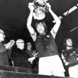 Billy Bonds West Ham Captain Lifts the FA Cup 197 at Wembley After West Ham Had Beaten Fulham Lámina fotográfica