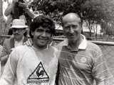 Diego Maradonna - Football Player - June 1986 with Bobby Charlton in Mexico Lámina fotográfica