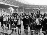Fa Cup Final 73 Sunderland V Leeds Sunderland Team Wave to Fans After Their Win Lámina fotográfica Fa Cup Final 73 Sunderland V Leeds Sunderland Team Wave to Fans After Their Win Lámina fotográfica