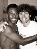 Brazilian Football Legend Pele Embraces England Striker Kevin Keegan Fotografie-Druck