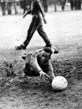 Brazilian Football Star Pele Takes a Turn in Goal in a Training Session at Bolton Fotografisk tryk Brazilian Football Star Pele Takes a Turn in Goal in a Training Session at Bolton Fotografisk tryk