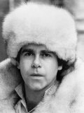 Elton John Pop Singer Wearing a White Fur Hat and Coat Lámina fotográfica