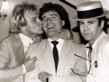 Comedian Freddie Starr Kisses England Striker Kevin Keegan Fotografie-Druck
