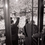 Tottenham Hotspur Team Members Holding Up the League Trophy and FA Cup For Fans Fotografie-Druck