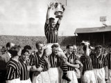 Manchester City Captain Roy Paul Holds Trophy Aloft as He Sits on the Shoulders of His Team Mates Fotografie-Druck
