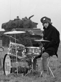 Beatles Drummer Ringo Starr During the Filming of Their Latest Film "Help" in Salisbury Plain Photographie