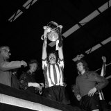 Bobby Kerr Sunderland Captain Lifts Cup After Beating Leeds United in the FA Cup Final 1973 Lámina fotográfica Bobby Kerr Sunderland Captain Lifts Cup After Beating Leeds United in the FA Cup Final 1973 Lámina fotográfica