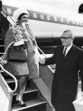 Sir Laurence Olivier Actor and Wife Joan Plowright Actress Arriving at London Airport from Hamburg Fotografisk tryk Sir Laurence Olivier Actor and Wife Joan Plowright Actress Arriving at London Airport from Hamburg Fotografisk tryk
