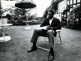 Brazilian Football Star Pele Relaxes in English Country Garden at Brazilian Team Hotel in Lymm Fotografisk tryk Brazilian Football Star Pele Relaxes in English Country Garden at Brazilian Team Hotel in Lymm Fotografisk tryk
