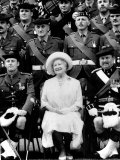 Queen Mother Sitting with Soldiers of the 1st Battalion 51st Highland Volunteers Photographie