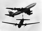 Israeli El Al Boeing 747 and a Propeller HS 748 Nearly Miss One Another, June 1948 Lámina fotográfica