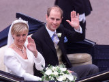 Prince Edward and Sophie Rhys Jones Waving After Their Wedding at Windsor June 1999 Lámina fotográfica
