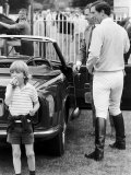 Tom Parker Bowles Eating a Hot Dog as Prince Charles Gets in the Car Fotografisk tryk Tom Parker Bowles Eating a Hot Dog as Prince Charles Gets in the Car Fotografisk tryk