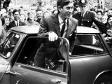 Prince Charles at Cambridge University Steps from His Mini Car on Arriving at Trinity College Fotografisk tryk Prince Charles at Cambridge University Steps from His Mini Car on Arriving at Trinity College Fotografisk tryk
