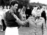 Queen Elizabeth II Shows Prince Charles Sign at a Polo Match at Windsor Great Park Points Finger Fotografisk tryk Queen Elizabeth II Shows Prince Charles Sign at a Polo Match at Windsor Great Park Points Finger Fotografisk tryk