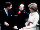 Prince William with Prince Charles and Princess Diana at Kensington Palace December 1983 Fotografisk tryk Prince William with Prince Charles and Princess Diana at Kensington Palace December 1983 Fotografisk tryk