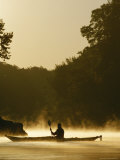 Kayaker Paddles Through Mist Rising From the Potomac River at Dawn Photographie par Skip Brown