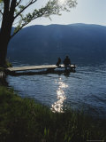 Man and His Dog on a Lake Skaha Dock Lámina fotográfica por Mark Cosslett Man and His Dog on a Lake Skaha Dock Lámina fotográfica por Mark Cosslett