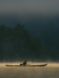 Kayaker Paddles Through Mist Rising From the Potomac River at Dawn Photographie par Skip Brown