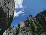 Climber Scales a Cliff in Skaha Bluffs Lámina fotográfica por Mark Cosslett Climber Scales a Cliff in Skaha Bluffs Lámina fotográfica por Mark Cosslett