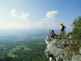 Mountains Bikers and Their Dog Rest on the Edge of a Cliff Photographie par Skip Brown