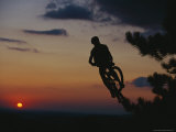 Mountain Biker Silhouetted Against the Sunset Sky Photographie par Skip Brown