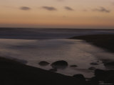 Twilight View of a Beach South of Carmel, California Lámina fotográfica por Mark Cosslett Twilight View of a Beach South of Carmel, California Lámina fotográfica por Mark Cosslett