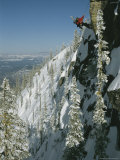 Man Rappels Down Red Mountain with a Snowboard on His Back Lámina fotográfica por Mark Cosslett Man Rappels Down Red Mountain with a Snowboard on His Back Lámina fotográfica por Mark Cosslett