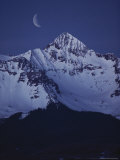 Quarter Moon Sits Above the Snow-Capped Mountains at Night Photographie par Bill Ellzey
