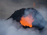 Pacaya Volcano Erupting at First Light Near Guatemala City Photographie par Bobby Haas