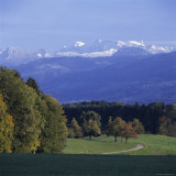 Scenic View of Green Rolling Hills Beneath Snow-Capped Mountains Photographie par David Pluth