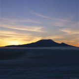 Silhouette of Mount Kilimanjaro at Sunset Photographie par David Pluth