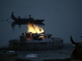 Funeral Pyre on the Edge of the Ganges River Photographie par Jodi Cobb