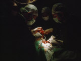 Surgeons Conduct a Kidney Transplant Photographie par Jodi Cobb