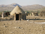 Shelters Made Out of Cow Dung and Sticks by the Himba Tribespeople Photographie par Joy Tessman