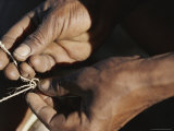 San Bushman Ties a Knot in His Snare Photographie par Joy Tessman
