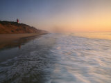 Nauset Light on the Shoreline of Nauset Beach Impressão fotográfica por Michael Melford Nauset Light on the Shoreline of Nauset Beach Impressão fotográfica por Michael Melford