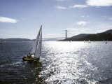 Boat Sails Toward the Golden Gate Bridge on San Francisco Bay Lámina fotográfica por Rex Stucky