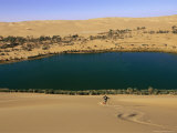Photographer Bobby Model Skis Down a Large Sand Dune Near the Lake Photographie par Bobby Model