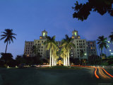 Twilight View of Building with Palm Trees in Cuba Valokuvavedos tekijänä Steve Winter