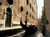 Gondolier Poles Through the Canals of Venice Lámina fotográfica por Rex Stucky